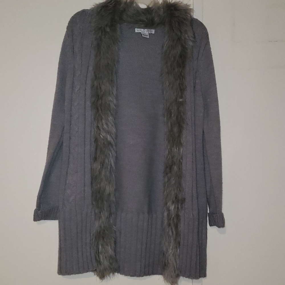 Gray sweater with faux fur collar/lapel 💥